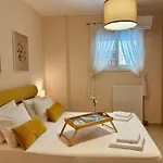 Feel At - - Near The Center Apartment