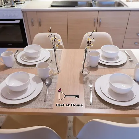 Apartment Feel At - - Near The Center *