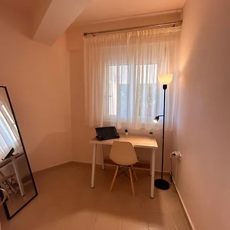 Feel At - - Near The Center Apartment *