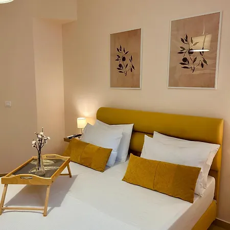 Feel At - - Near The Center Apartment *